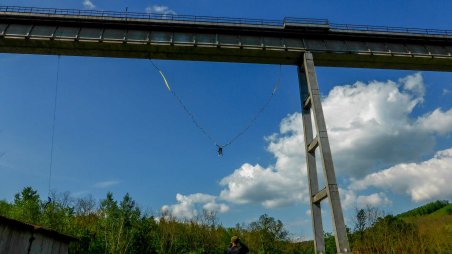 Ivančický viadukt
Jízda na kole k Ivančickému viaduktu za kamarády ze skupiny Sakrblé Project, kde jsem se nechal vystřelit ze Slingshotu a skočil jsem z mostu.