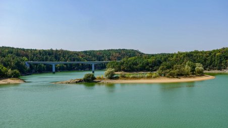Stropešínský most přes Dalešickou přehradu
Běh z práce kolem Dalešické přehrady při extrémně nízké vodní hladině díky tropický teplotám a suchu trvajícímu téměř celý srpen.