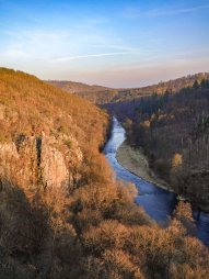 Výhled do údolí řeky Jihlava ze skalní vyhlídky Na Babách
Proběhnutí údolím kolem řeky Oslava až do dalšího údolí řeky Jihlava a večerní návrat údolím kolem řeky Chvojnice zpátky do Náměště nad Oslavou.