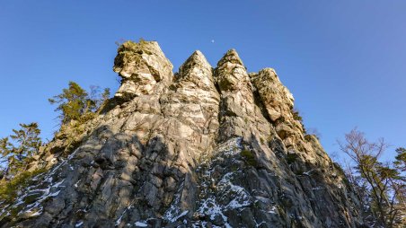 Skalní věž Paličatá v lezeckém sektoru Čtyři palice na vrcholu kopce Čtyřpaličaté skály (732)
Společný běh s kamarádkou v posledních zimních dnech po skalních vyhlídkách ve Žďárských vrších.
