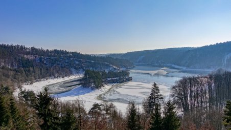 Výhled na poloostrov u táborové osady Lavičky
Celodenní běh okolo celé Dalešické přehrady v těsné blízkosti břehu v zimním období v délce 55 km.