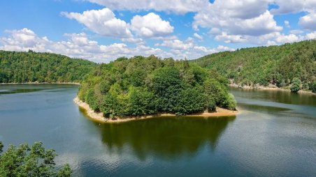 Výhled na Dalešickou přehradu a přírodní rezervaci Staré duby z Kozlovských skal
Oběhl jsem celou Dalešickou přehradu téměř kolem břehu na trase dlouhé 66 km.