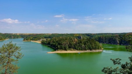 Výhled na Dalešickou přehradu ze Stropešínské vyhlídky
Běh z práce kolem Dalešické přehrady při extrémně nízké vodní hladině díky tropický teplotám a suchu trvajícímu téměř celý srpen.