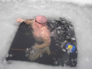 Plavání pod ledem v plavkách na nádech v zatopeném lomu u Horní Cerekve