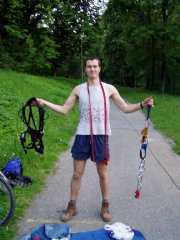 Balení úplně prvního vlastního lezeckého materiálu po slaňování z Borovinského mostu v Třebíči
