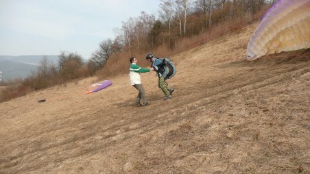 Zkoušení paraglidingu na Hodkovické hraně