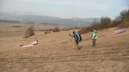 Zkoušení paraglidingu na Hodkovické hraně