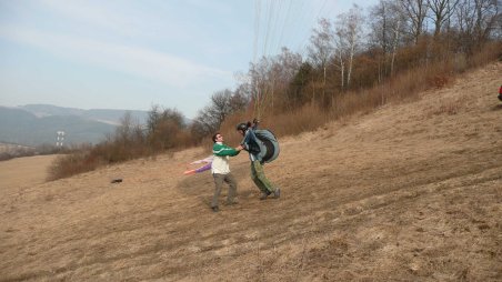 Zkoušení paraglidingu na Hodkovické hraně