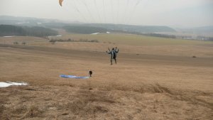 Zkoušení paraglidingu na Hodkovické hraně