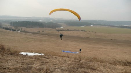 Zkoušení paraglidingu na Hodkovické hraně