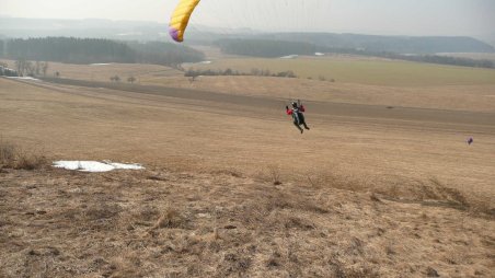 Zkoušení paraglidingu na Hodkovické hraně