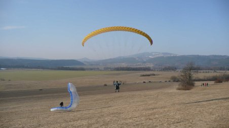 Zkoušení paraglidingu na Hodkovické hraně