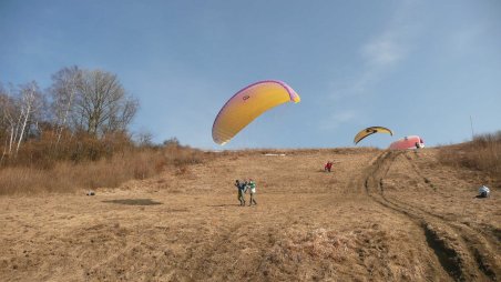 Zkoušení paraglidingu na Hodkovické hraně