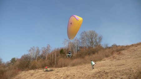 Zkoušení paraglidingu na Hodkovické hraně