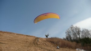 Zkoušení paraglidingu na Hodkovické hraně