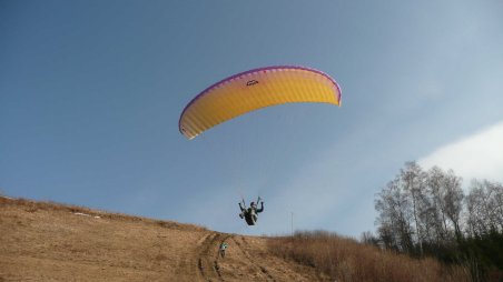 Zkoušení paraglidingu na Hodkovické hraně