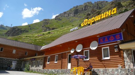 Vysokohorská turistika v okolí ruského Elbrusu