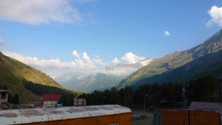 Vysokohorská turistika v okolí ruského Elbrusu