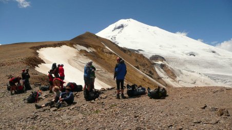 Vysokohorská turistika v okolí ruského Elbrusu