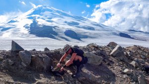 Vysokohorská turistika v okolí ruského Elbrusu