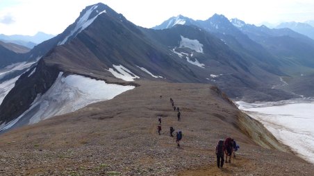 Vysokohorská turistika v okolí ruského Elbrusu