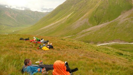 Vysokohorská turistika v okolí ruského Elbrusu