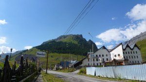 Vysokohorská turistika v okolí ruského Elbrusu