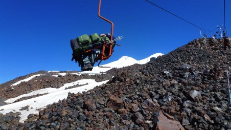 Vysokohorská turistika v okolí ruského Elbrusu