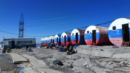 Vysokohorská turistika v okolí ruského Elbrusu