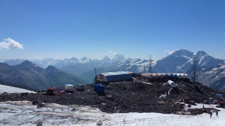 Vysokohorská turistika v okolí ruského Elbrusu