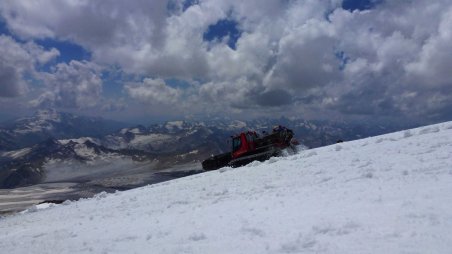 Vysokohorská turistika v okolí ruského Elbrusu