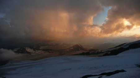 Vysokohorská turistika v okolí ruského Elbrusu