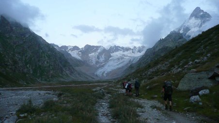 Vysokohorská turistika v okolí ruského Elbrusu