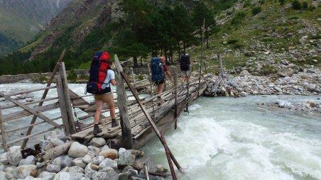 Vysokohorská turistika v okolí ruského Elbrusu