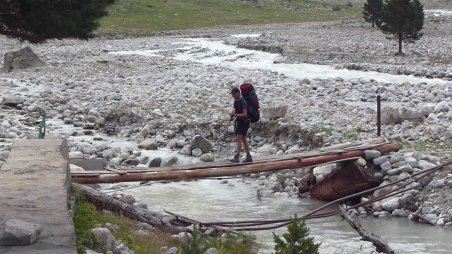 Vysokohorská turistika v okolí ruského Elbrusu