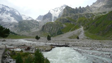 Vysokohorská turistika v okolí ruského Elbrusu