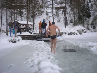 Plavání pod ledem v plavkách na nádech