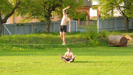 2014-05-01 - Stařeč - Sokolské hřiště - Slackline