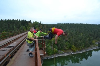 2014-10-11 - Hracholuská přehrada - Pňovanský most - Rope Jumping