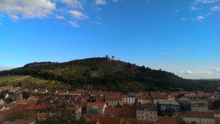 Výhled na Svatý kopeček od zříceniny Kozího Hrádku ve městě Mikulov