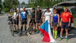 ZOBRAZIT fotky proběhlé akce:
Běh 300 km: Lysá hora (Beskydy) - Třebíč
Další limit pokořen! Z Lysé hory v Beskydech jsem vyběhl v sobotu ráno ve 4 hodiny a do Třebíče na Karlovo náměstí jsem doběhl v pondělí hodinu po půlnoci. Celá trať měřila 300 km a uběhl jsem ji přesně za 45 hodin.