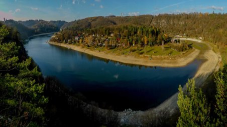 Panoramatický výhled na Bítovskou zátoku na Vranovské přehradě ze skalní vyhlídky Čertice