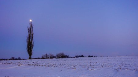 Měsíc nad Topolem jižně od Třebíče