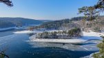 ZOBRAZIT fotky proběhlé akce:
Běh 55 km: Dalešická přehrada
Celodenní běh okolo celé Dalešické přehrady v těsné blízkosti břehu v zimním období v délce 55 km.
