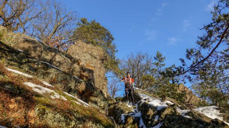 Náročná cesta od soutoku řek Oslava a Chvojnice nahoru po skalním hřebenu ke zřícenině hradu Levnov