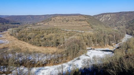 Výhled do údolí řeky Dyje a na vinici Šobes ze skalní vyhlídky Devět mlýnů