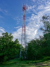 Vysílač na vrcholu kopce Kopaniny (521) nad obcí Pocoucov
