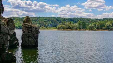 Skalnatý břeh Dalešické přehrady pod obcí Hartvíkovice