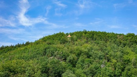 Výhled na novogotický altán Gloriet na úbočí údolí řeky Oslava (Divoká Oslava)