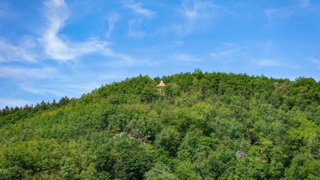 Výhled na novogotický altán Gloriet na úbočí údolí řeky Oslava (Divoká Oslava)